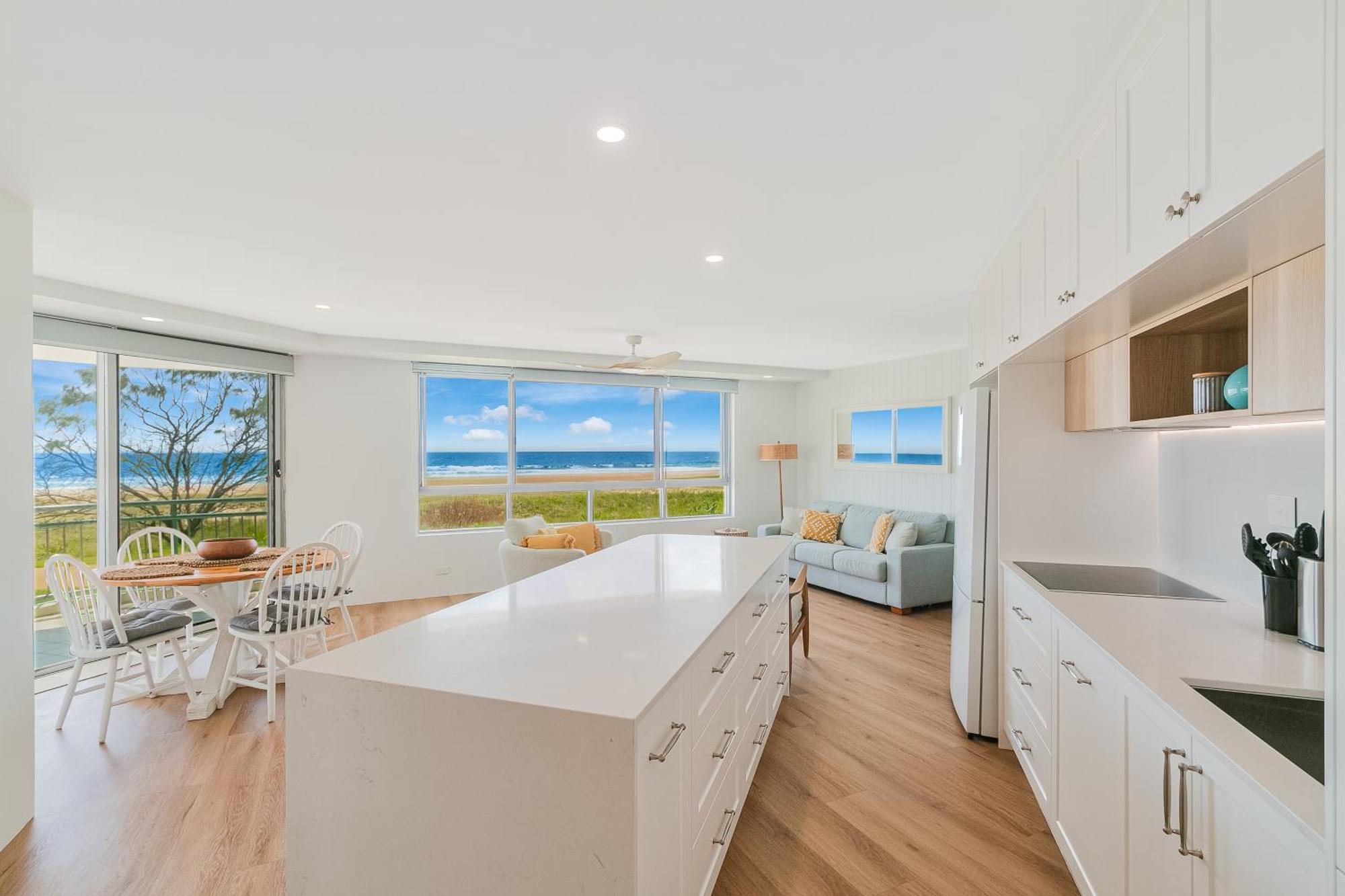 Oceanside Resort - Absolute Beachfront Apartments Gold Coast Kültér fotó