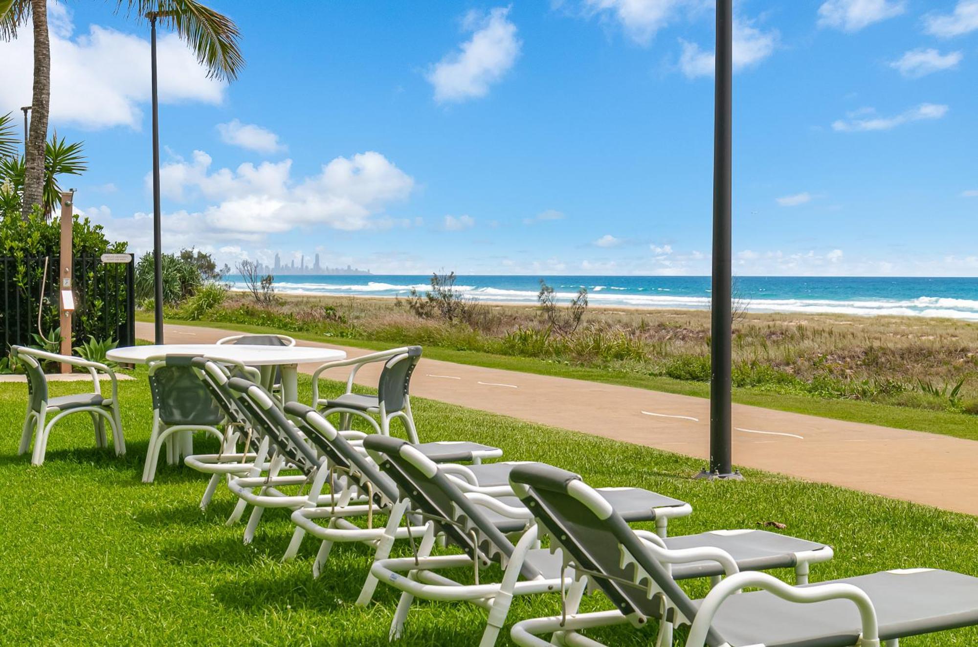 Oceanside Resort - Absolute Beachfront Apartments Gold Coast Kültér fotó