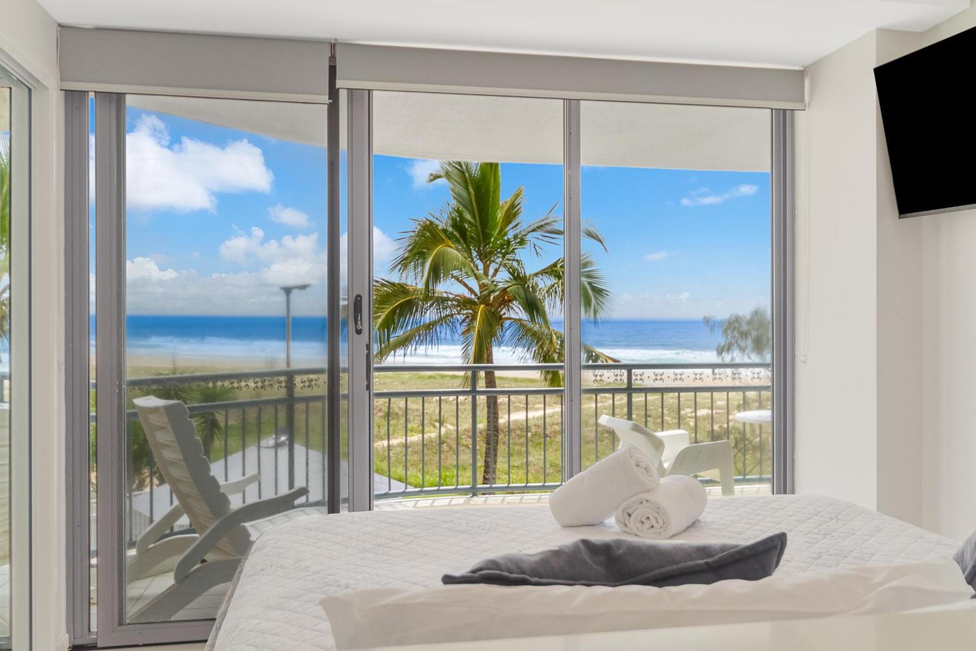 Oceanside Resort - Absolute Beachfront Apartments Gold Coast Kültér fotó