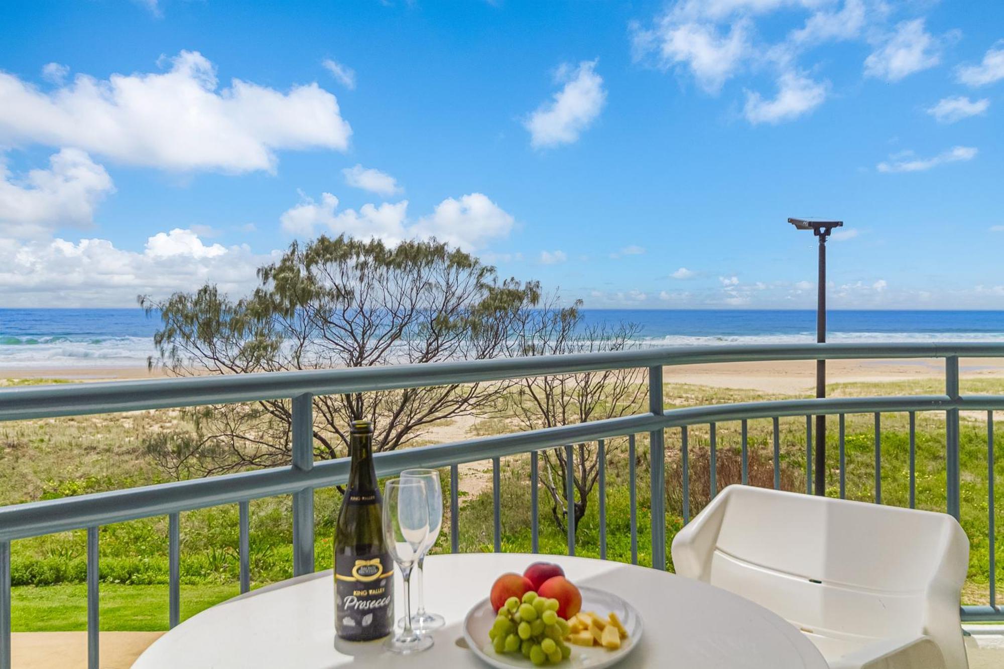 Oceanside Resort - Absolute Beachfront Apartments Gold Coast Kültér fotó